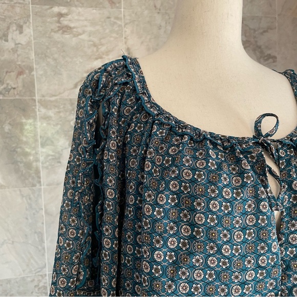 Max Studio Floral Georgette Cold Shoulder Top - Picture 4 of 8